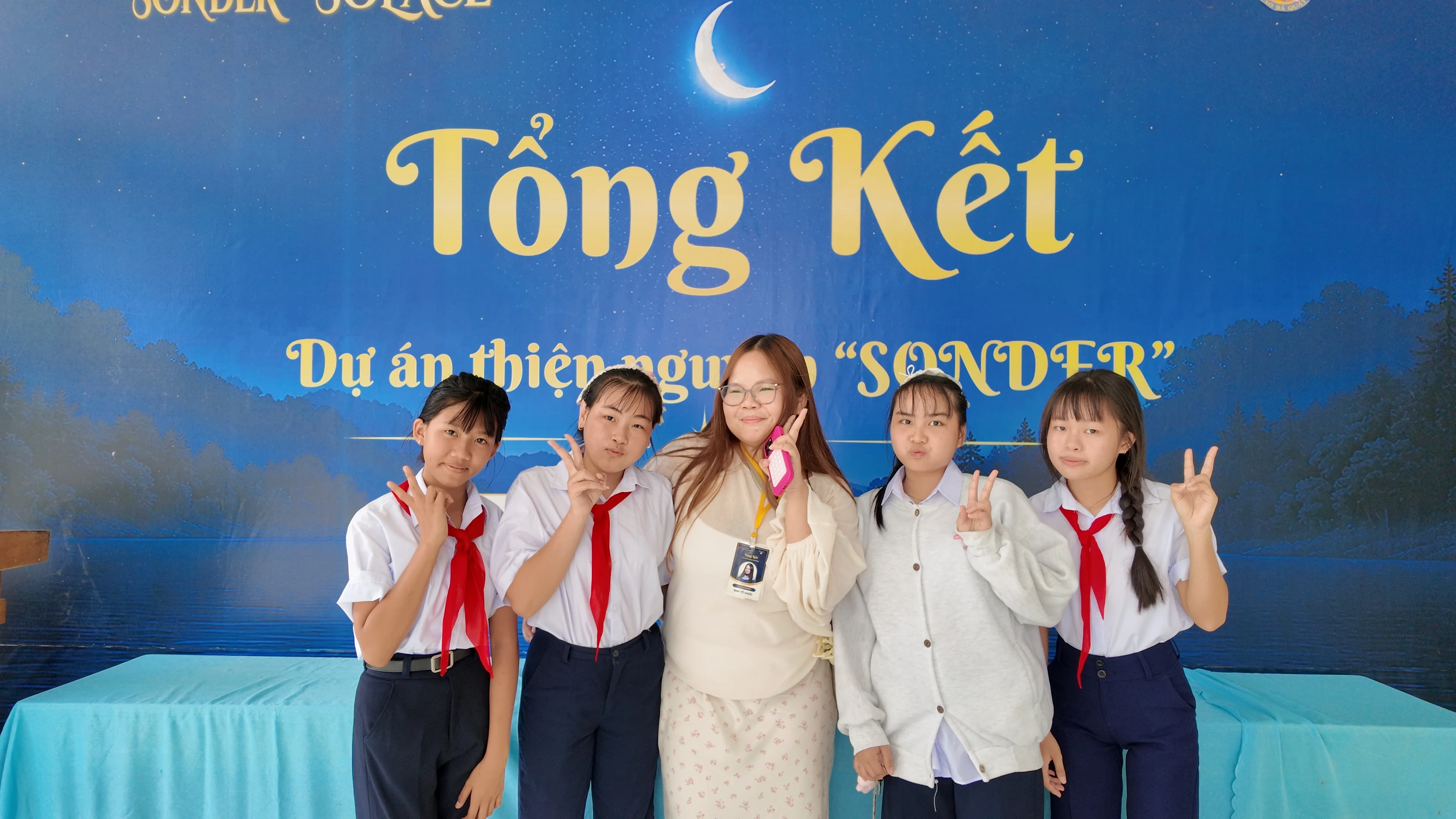 Sonder community outreach with students in Bác Ái
